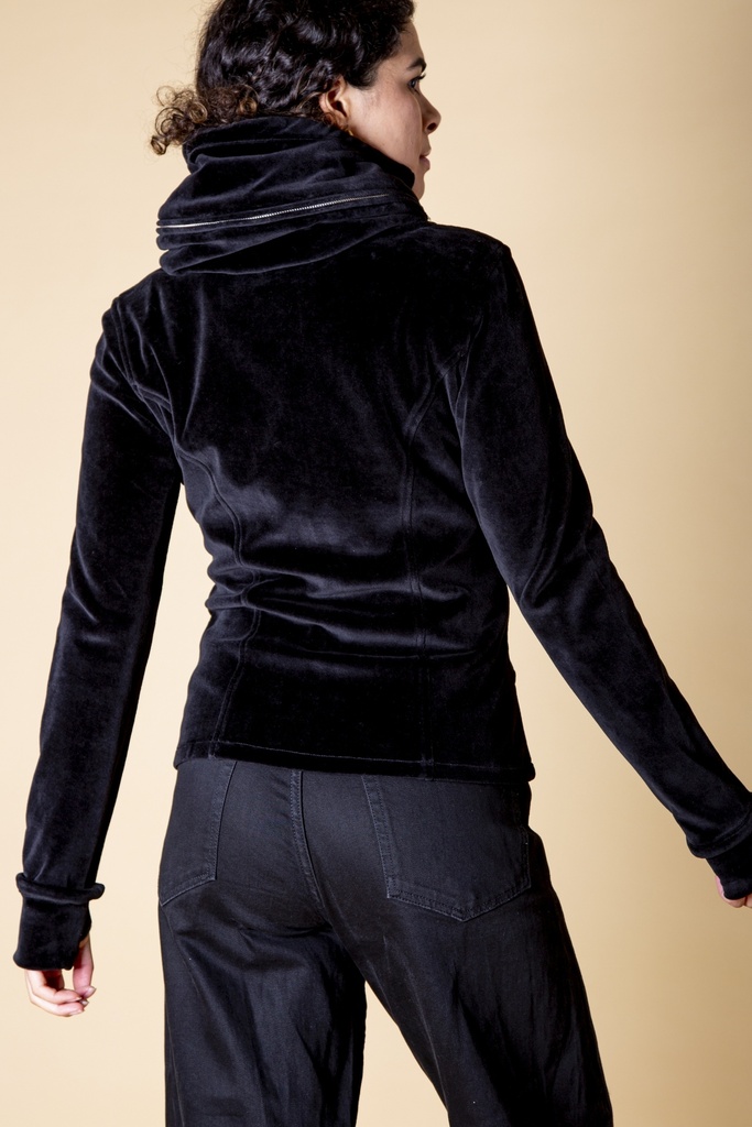 Rückansicht bis zur Hüfte: die Kapuze-Schalkragen-Kombination liegt auf dem schwarzen Samtrücken, seitliche Nähte formen die Taille.