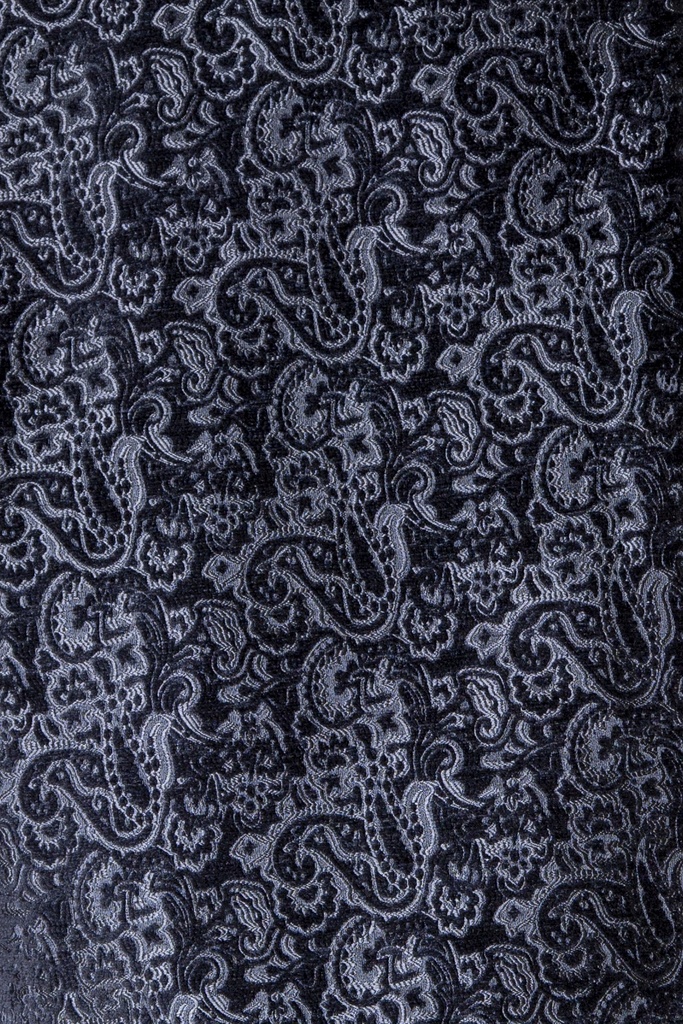 Makroaufnahme des Brokats: silbergraue Paisley-Ornamente und feine Linien heben sich reliefartig auf dem schwarzen Grund ab.