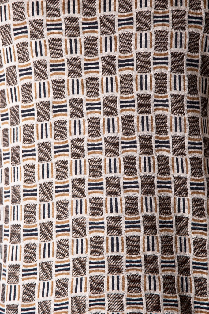 Makroaufnahme des Strick-Jacquards: ein geometrisches Raster aus Beige, Braun und Schwarz zeigt unterschiedliche dicht gestrickte Flächen.