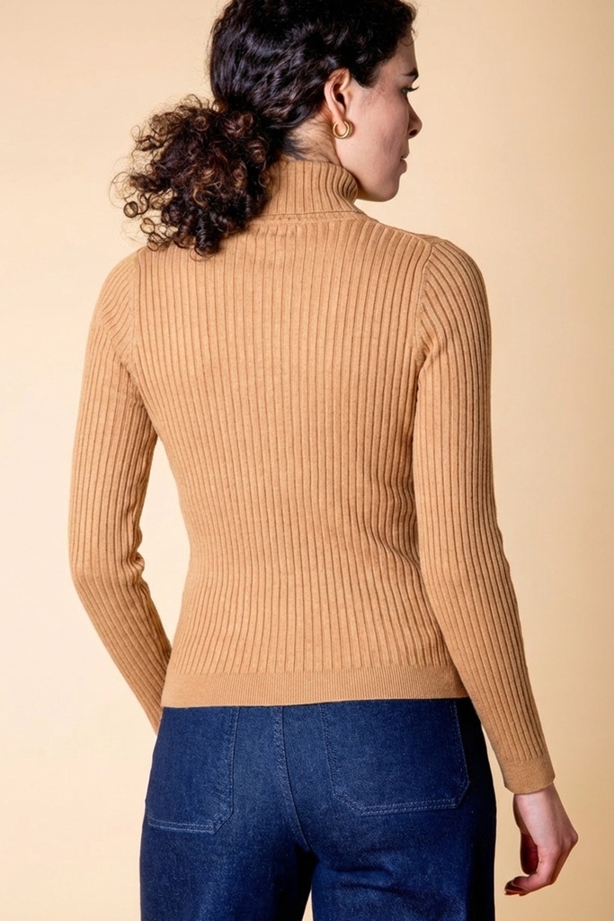 Oberkörper-Rückansicht: Der beigebraune Pullover zeigt den hohen Rollkragen, die eng anliegende Form und die durchgehende Längsrippung.