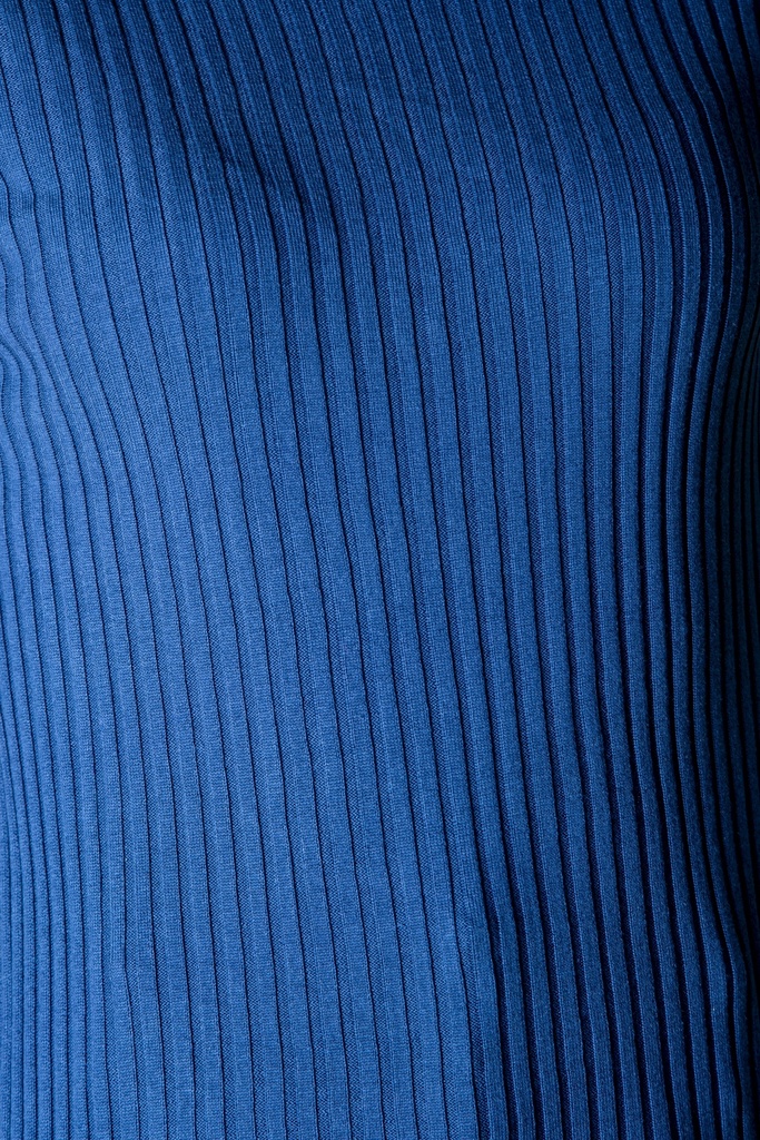 Detailansicht: Der kräftig blaue Pullover zeigt die feine, senkrecht verlaufende Rippstruktur des Stricks in naher Aufnahme.