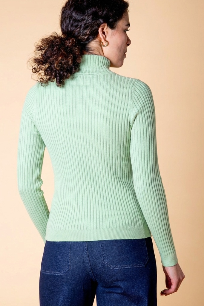 Oberkörper-Rückansicht: Der mintgrüne Pullover zeigt den hohen Rollkragen, eine körpernahe Form und die durchgehende Längsrippung.