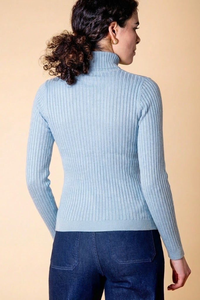Oberkörper-Rückansicht: Der hellblaue Pullover zeigt den hohen Rollkragen, die eng anliegende Form und die gleichmäßige Längsrippung.