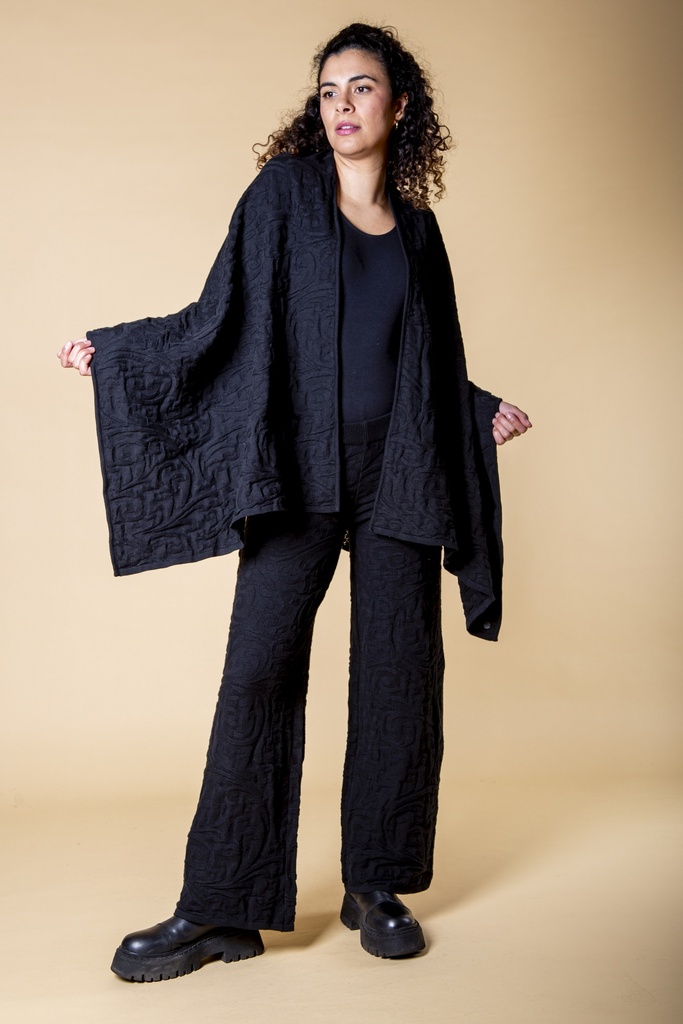 [J-146W-1034.0101] Poncho aus Strick-Jacquard | Modell Jacqueline (Black Embossed)